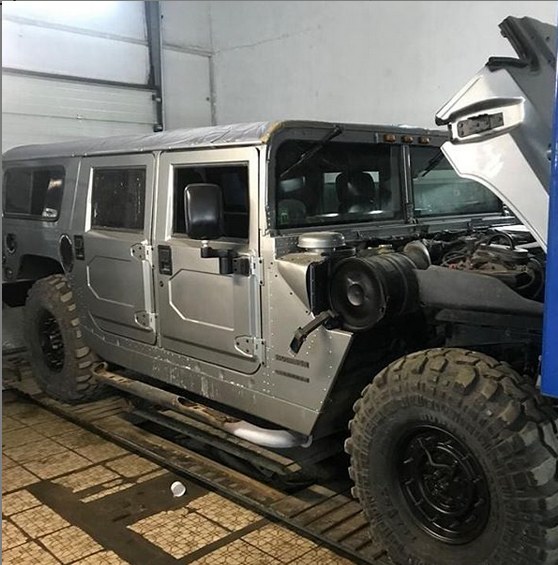 Hummer H1 на смотровой яме в Контур Сервис